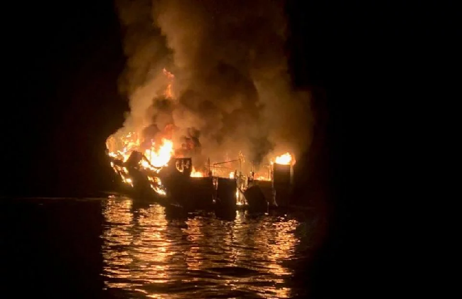Al menos 34 desaparecidos tras incendio de un barco en California