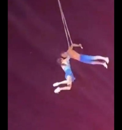 En China, joven trapecista muere al caer durante show de acrobacias