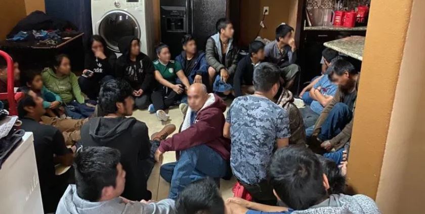 Rescatan a 37 inmigrantes retenidos a la fuerza en “casa de seguridad de polleros”
