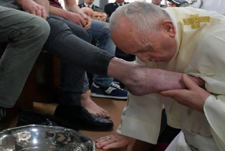 El papa Francisco lavó los pies a doce presos y los animó a "hermanarse" entre sí
