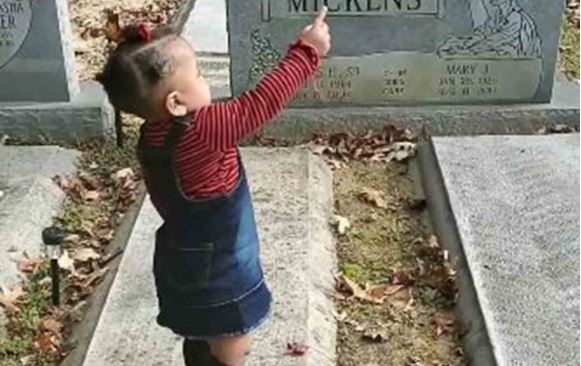 (VÍDEO) Niña saluda a 'fantasma' en cementerio; video se hace viral
