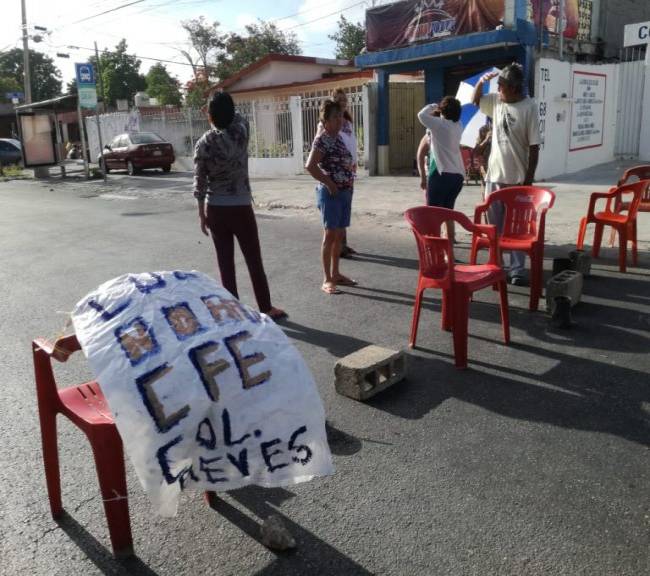 Mérida: Con más de doce horas sin luz, bloquean calle en Los Reyes