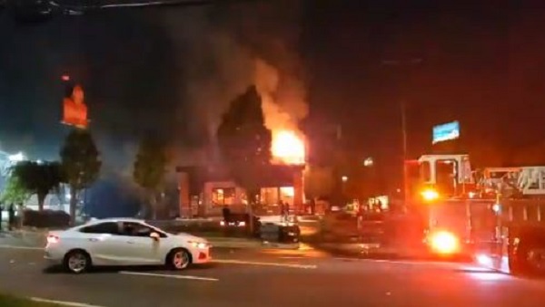 Incendian el restaurante donde policía mató a tiros a otro afroamericano