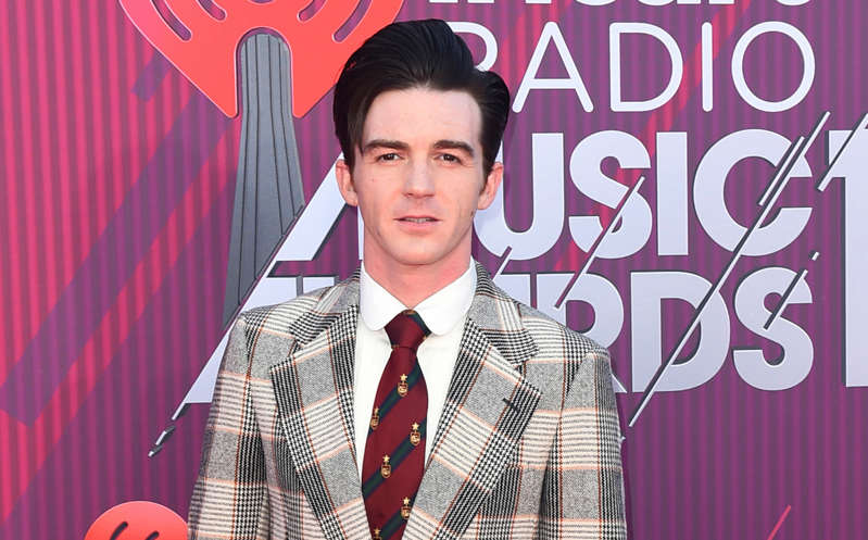 ¿Tiene esposa y un hijo? Drake Bell es visto en Disney tras declararse culpable