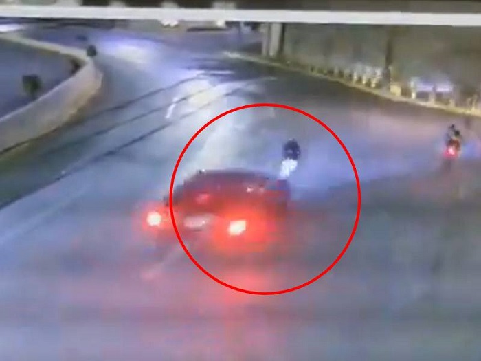 NL: Camioneta embiste a ciclista que vuela por los aires y fallece