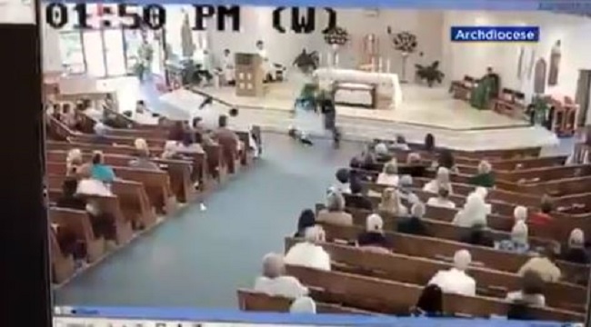 Video: Atacan a sacerdote mientras daba su misa
