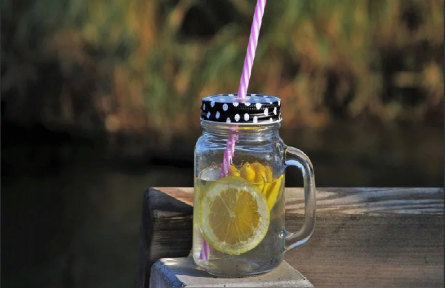 Agua tibia con limón en ayunas para adelgazar