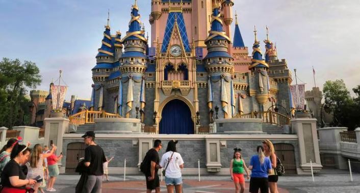 Exempleado de Disney muestra su ‘lado oscuro’: Grababa en secreto a mujeres