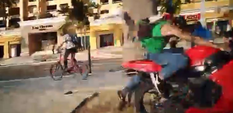 VIDEO: Motociclista falla al hacer el "caballito" y arrolla a una persona