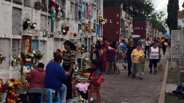 Morelia: ¡No entienden! Visitan panteones antes de que cierren por 10 de mayo