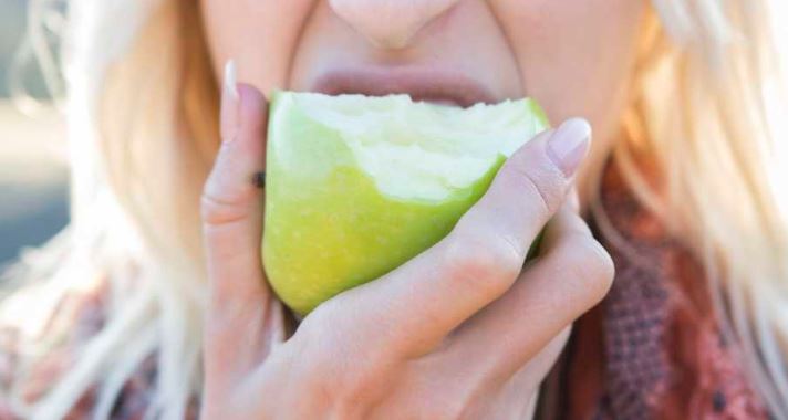 Así preparas licuado de manzana para perder peso