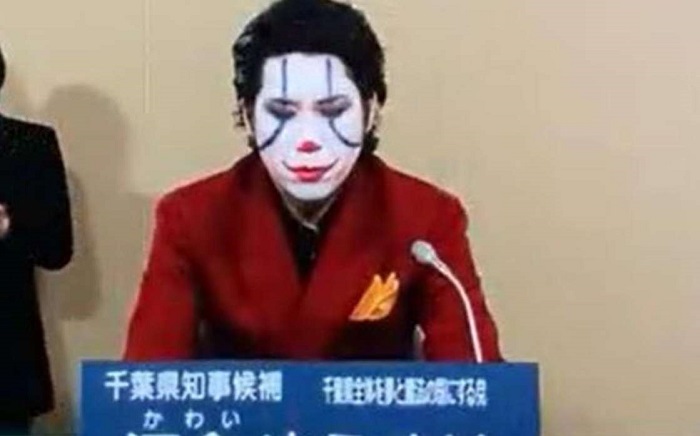 Político japonés ofrece rueda de prensa disfrazado de Joker