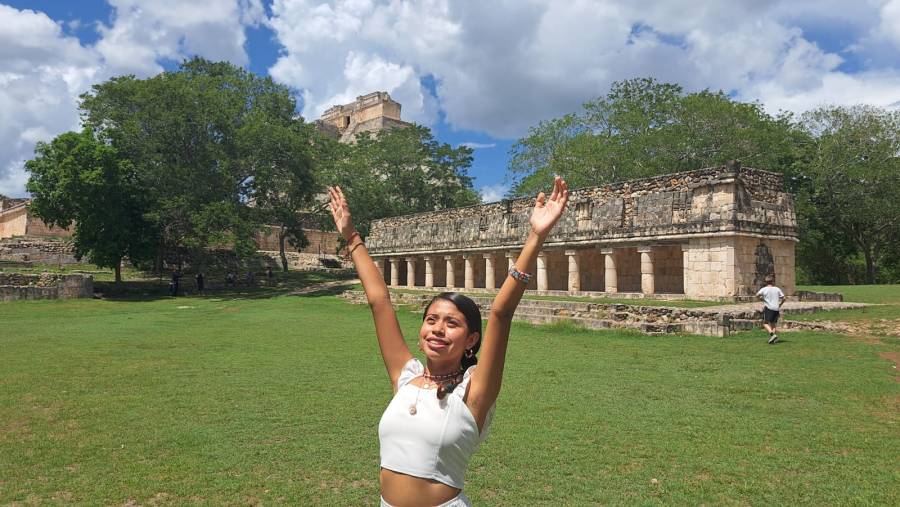 Quinceñera, orgullosa  de sus raíces  mayas, pide a sus abuelos hacer su sesión  de fotos en Uxmal