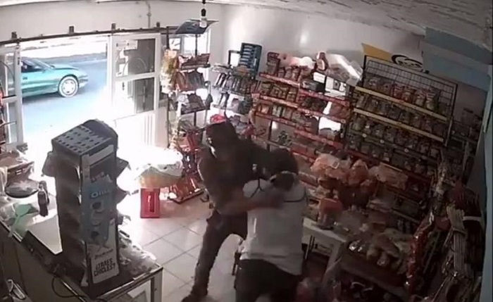 (VIDEO) Mujer enfrenta a ladrón y evita robo en una tienda