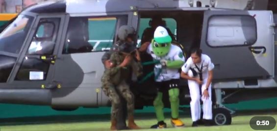 Usan helicóptero de la Marina para trasladar a mascota de equipo de beisbol