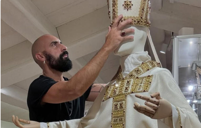 Él es Filippo Sorcinelli: el diseñador que vistió al Papa Francisco durante todo su papado