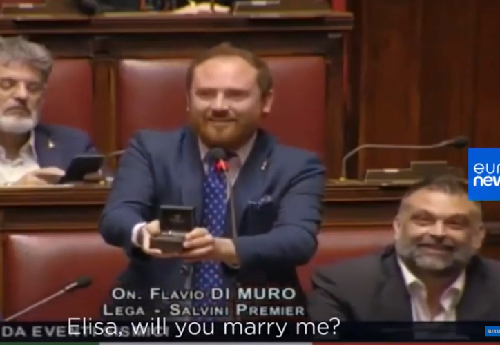Italia: Diputado interrumpe Parlamento para proponer matrimonio a su novia