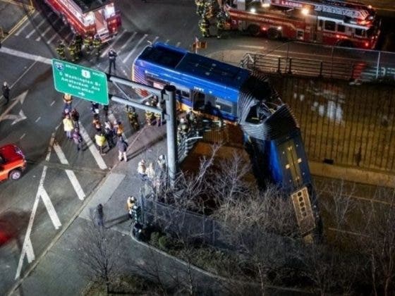 EE.UU.: Autobús se estrella y queda colgado del puente ¨¡Como de película!