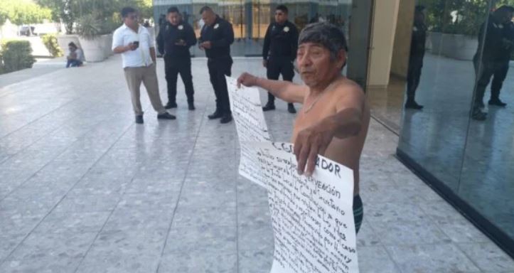 Protesta desnudo en el Palacio de Gobierno de Campeche