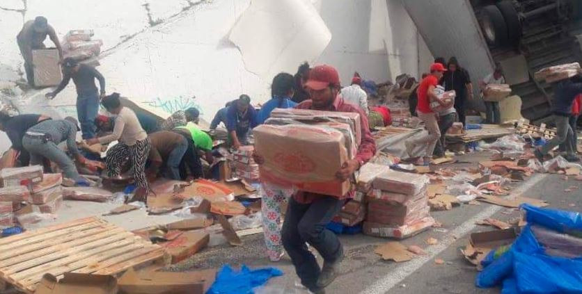 Torreón: Indigna en redes sociales rapiña tras volcadura de tráiler