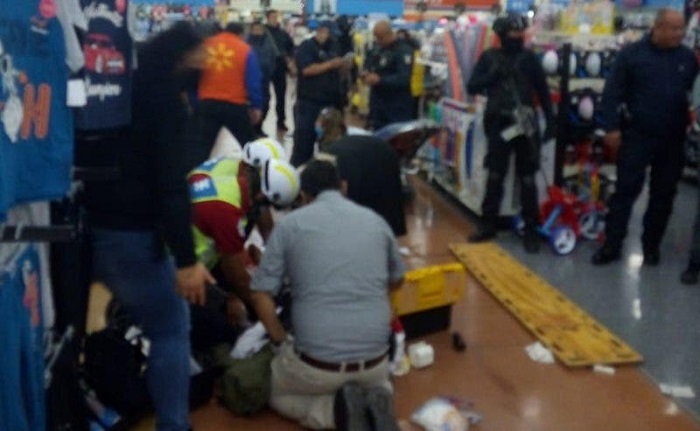 Se desata balacera en Walmart de México y clientes entran en pánico