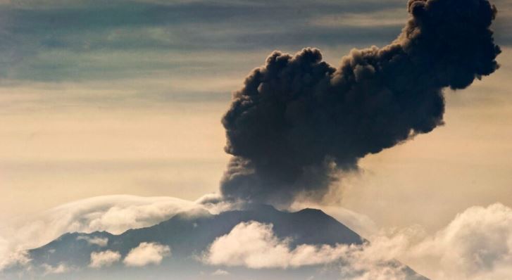 Perú: Tras 4 años, el volcán Ubinas, inicia nuevo proceso de erupción