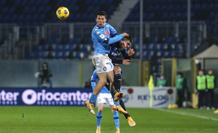 Napoli se quedaría un mes sin el "Chucky" Lozano por lesión