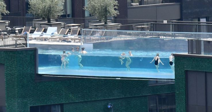 (VIDEO) Londres : Inaguran una piscina flotante suspendida a 35 metros de altura
