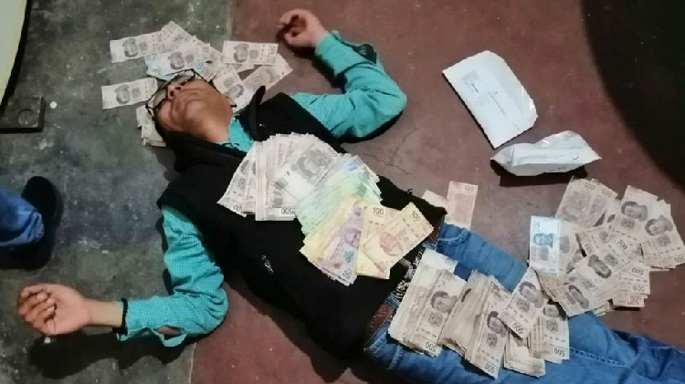 Captan al primo del alcalde de Candela, Coahuila, forrado en billetes de $500