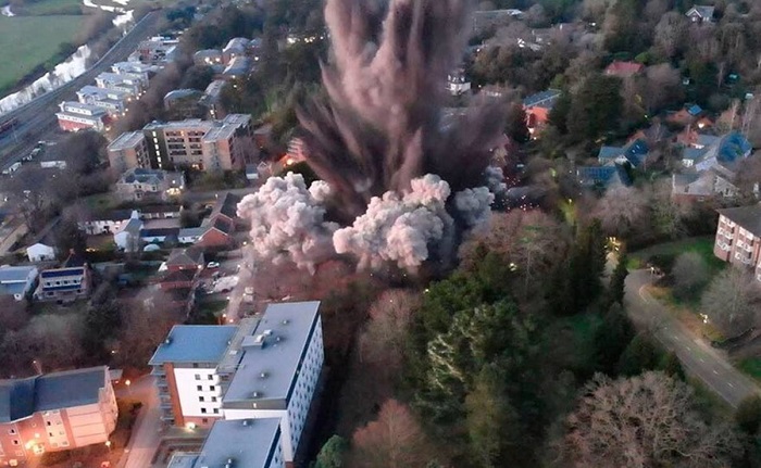 (VIDEO) Explota bomba de la Segunda Guerra Mundial en Reino Unido y daña viviendas