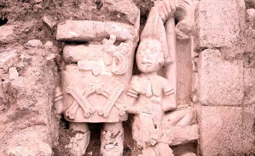 Descubren en Ek Balam relieve maya de una mujer sometiendo a un hombre