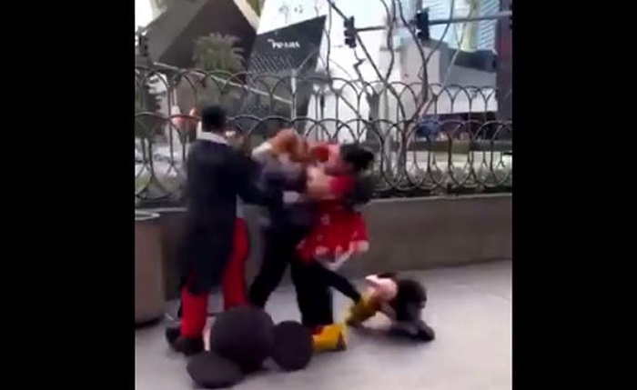 ¡"Disney" ya no es como antes! Minnie Mouse golpea a guardia de seguridad
