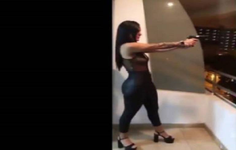 (VIDEO) Mujer pistolera aterroriza por disparar al azar desde un balcón