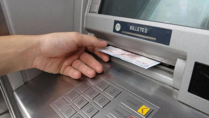 Hacienda alerta sobre retiros en cajeros automáticos con tarjetas de débito