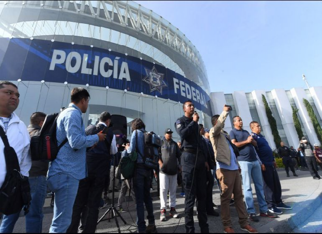 Policías federales mantienen protesta en Centro de Mando