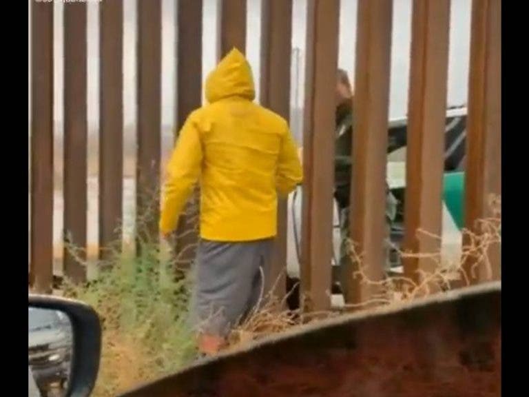(VIDEO) Agente de migración compra tamales en el muro fronterizo
