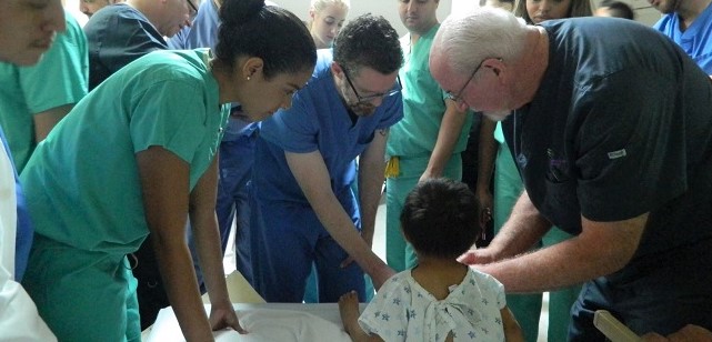 Mérida: Pediatras de EE.UU. operan a niños con deformidades