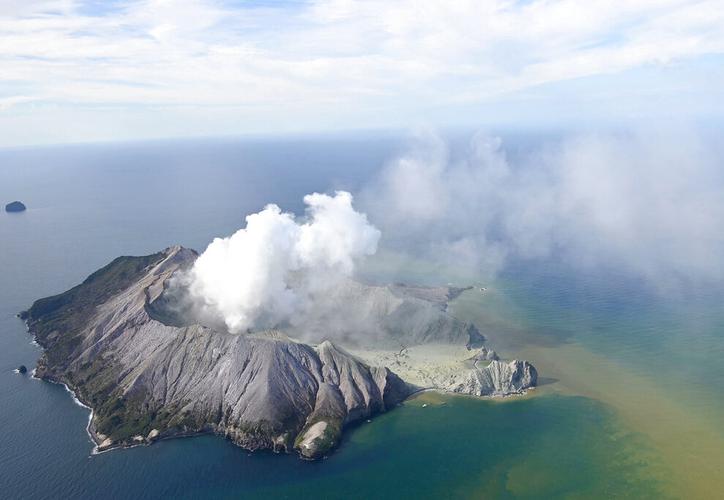 Mueren cinco turistas durante erupción de volcán en Nueva Zelanda