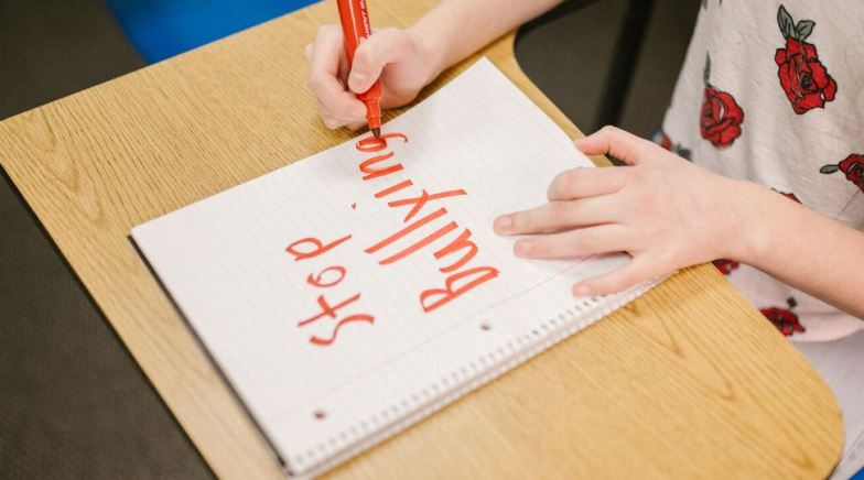 Alumno clava pluma a su compañera de clase por burlarse de él durante exposición