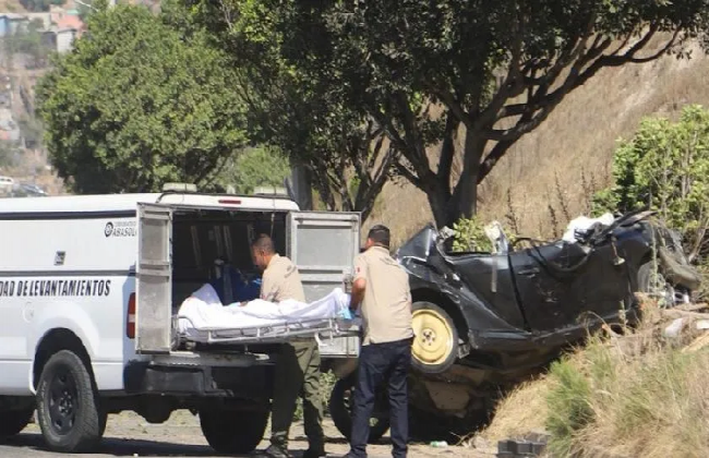 Mueren dos jóvenes al chocar su auto contra árbol en Tijuana