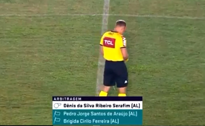 (VIDEO) Árbitro orina dentro del campo durante un partido