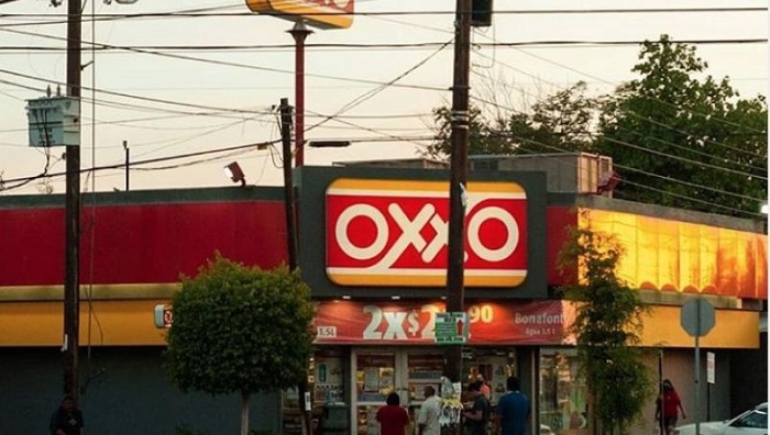 Pide a cajera de Oxxo se ponga cubrebocas y ésta la escupe en la cara