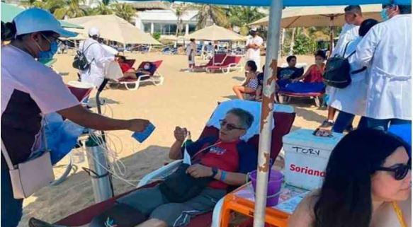 Turistas abarrotan playas de Acapulco; hasta llevan tanques de oxígeno