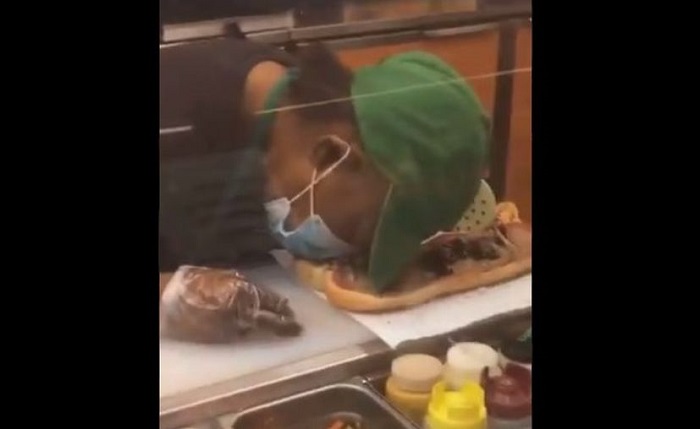 (VÍDEO) Empleada de Subway se queda dormida mientras prepara un sándwich