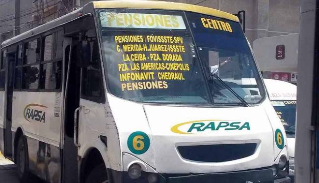 Mérida: camión de ruta Pensiones pasa por un bache y se le zafa una llanta