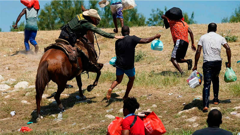 EE.UU.: Agentes  fronterizos “cazan” a caballo a haitianos en la frontera