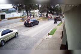 Video capta a motociclista perder la vida tras impactarse con un poste