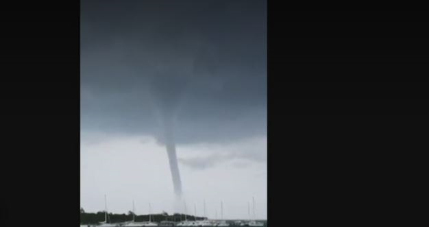 Video: Tromba marina sorprenden en Cancún y Playa del Carmen