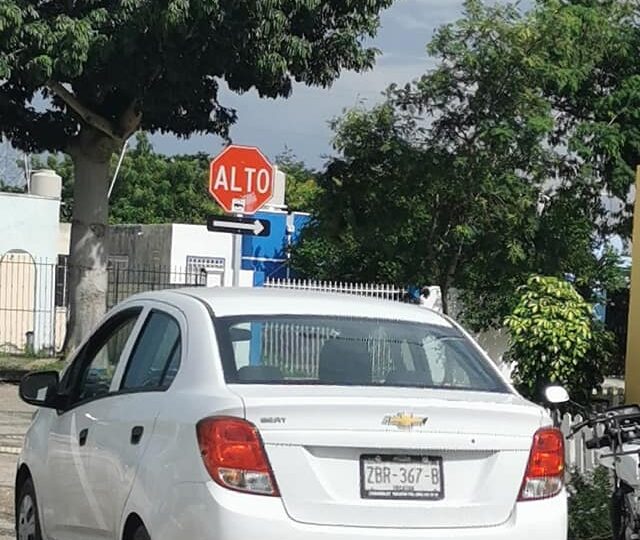 Denuncian que sujeto en auto blanco enseña sus miserias a mujeres en Ciudad Caucel