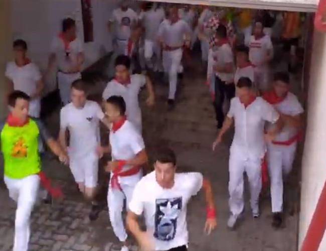 (VIDEO) Hombre es brutalmente arrollado en el encierro de Pamplona